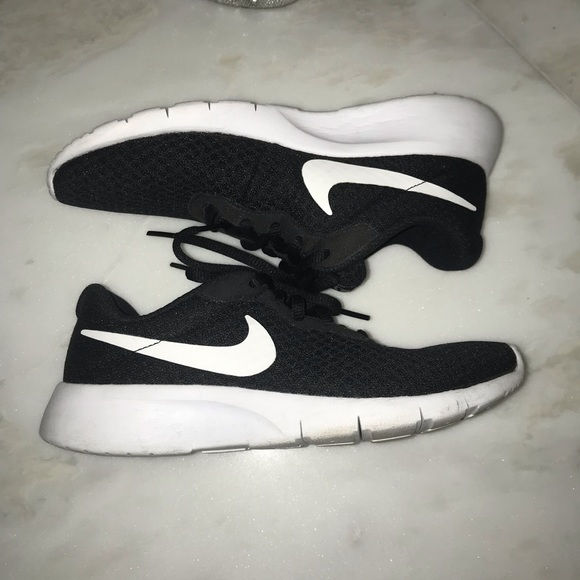 Sold! Nike blk /White EUC 4 youth - Picture 2 of 7